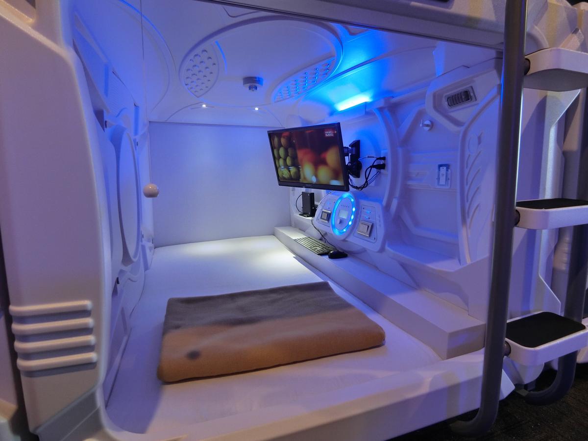 Capsule Hotel Manyudo Кіото Екстер'єр фото