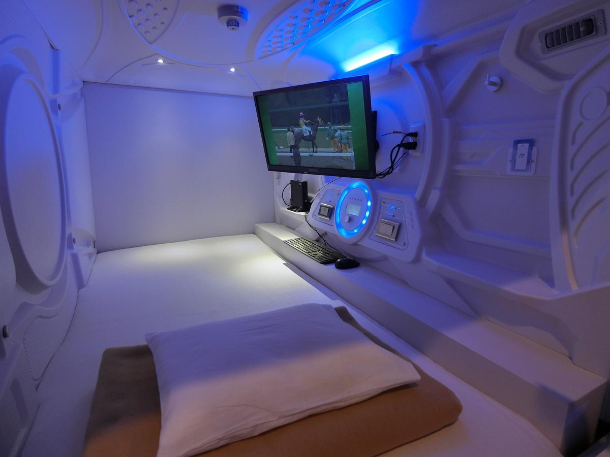 Capsule Hotel Manyudo Кіото Екстер'єр фото