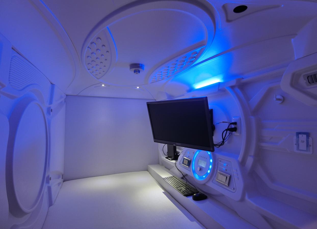Capsule Hotel Manyudo Кіото Екстер'єр фото